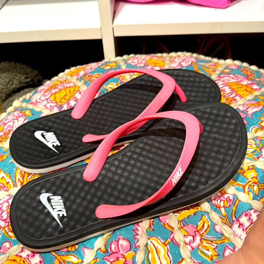 Women’s pink Nike flip flops